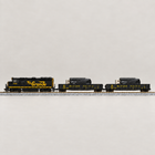 Rio Grande GP40 locomotive and two Western Pacific gondolas on N scale display track. Product photograph with an AI-assisted retouch; USB sticks shown as optional loads are not included.