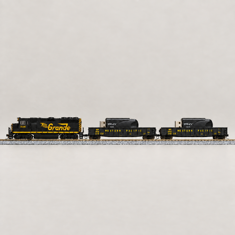 Rio Grande GP40 locomotive and two Western Pacific gondolas on N scale display track. Product photograph with an AI-assisted retouch; USB sticks shown as optional loads are not included.