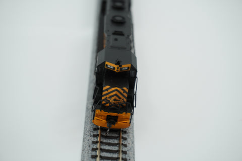 Front view of the Rio Grande GP40 locomotive on N scale display track.