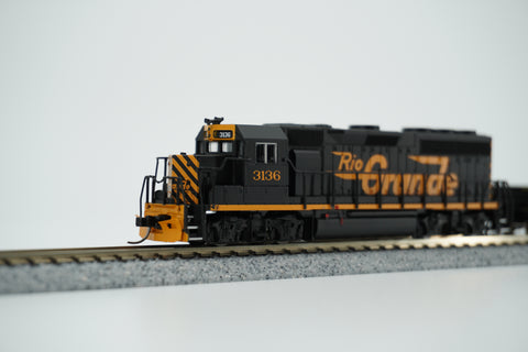 Side view of the black and orange Rio Grande GP40 locomotive on N scale display track.