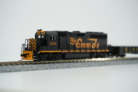 Three-quarter view of the Rio Grande GP40 locomotive in black and orange on display track.